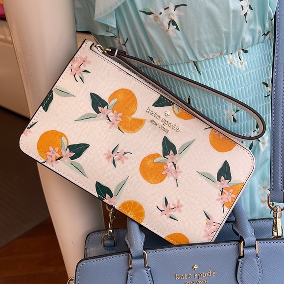 Kate Spade Lucy Orange Toss Printed Medium L-Zip Wristlet
Cream Multi
NWT - Picture 14 of 16